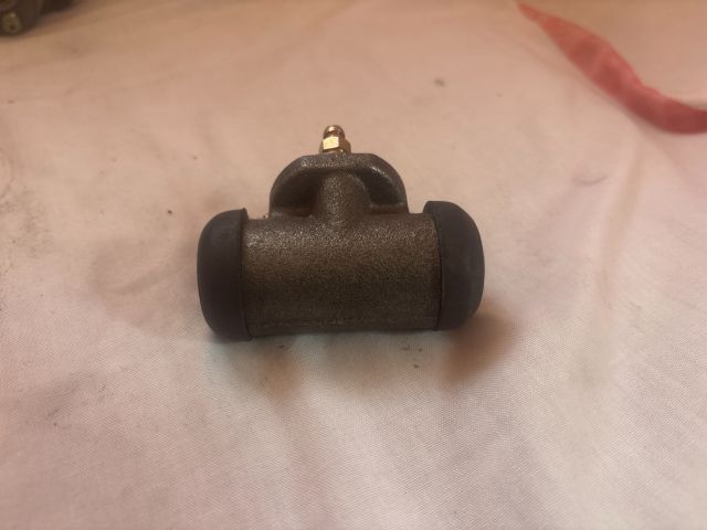 bontott RENAULT 4 Bal hátsó Féknyereg Munkahengerrel