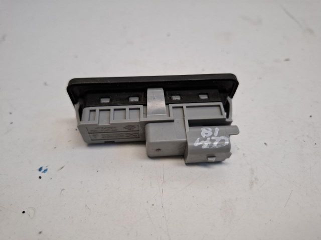 bontott RENAULT CAPTUR II Csomagtérajtó Kilincs