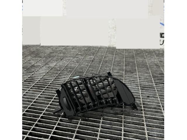 bontott RENAULT CAPTUR Középső Szellőző