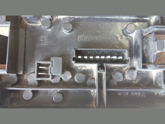 bontott RENAULT CLIO I Bal Hátsó Lámpa Foglalat