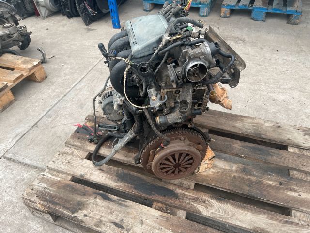 bontott RENAULT CLIO II Motor (Fűzött blokk hengerfejjel)