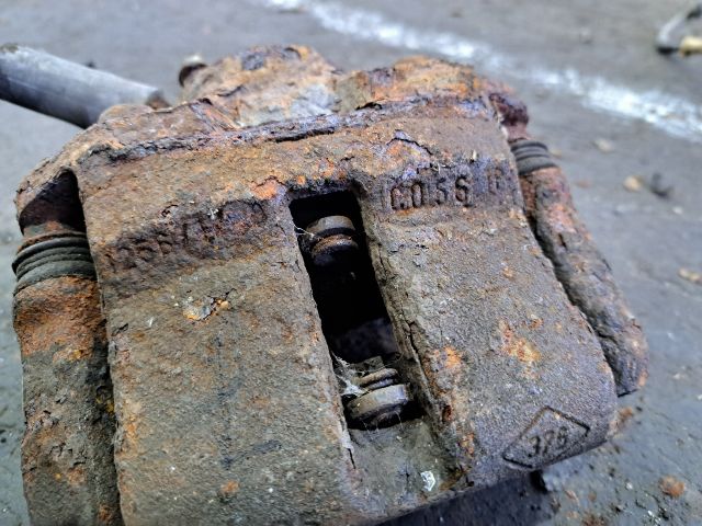 bontott RENAULT CLIO II Jobb első Féknyereg Munkahengerrel