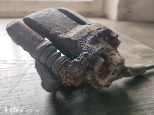 bontott RENAULT CLIO II Jobb első Féknyereg Munkahengerrel