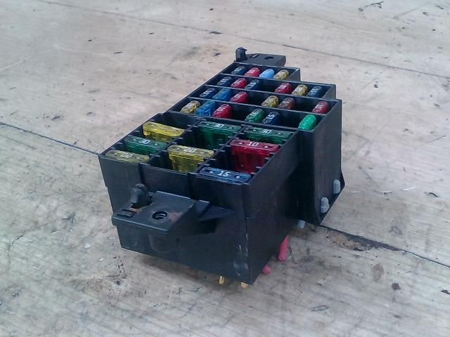 bontott RENAULT CLIO II Biztosítéktábla Motortér