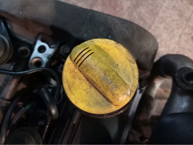 bontott RENAULT CLIO II Olajbeöntő Sapka