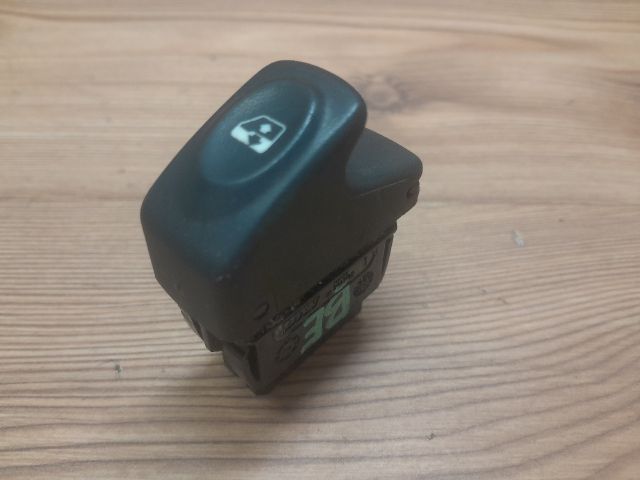 bontott RENAULT CLIO II Bal első Ablakemelő Kapcsoló