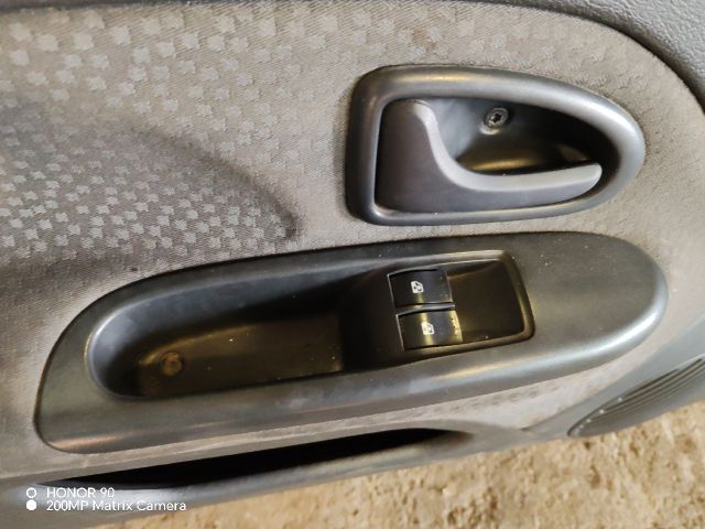 bontott RENAULT CLIO II Bal első Ajtó (Részeivel)