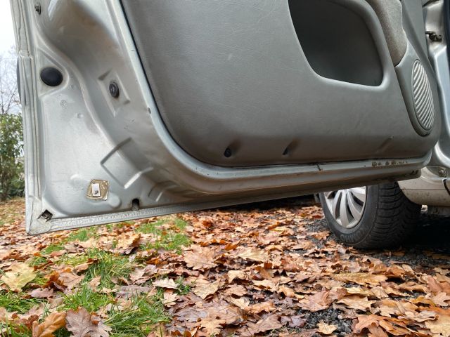 bontott RENAULT CLIO II Bal első Ajtó (Üres lemez)