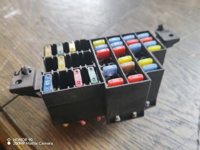 bontott RENAULT CLIO II Biztosítéktábla Utastér