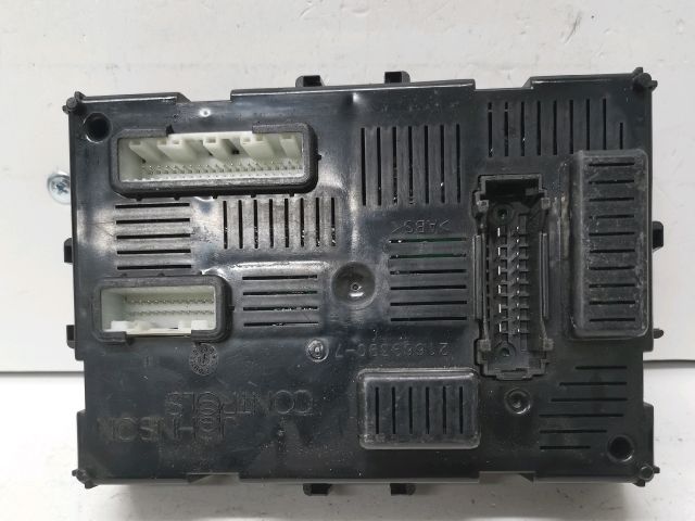 bontott RENAULT CLIO II Biztosítéktábla Utastér