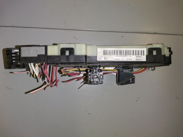 bontott RENAULT CLIO II Biztosítéktábla Utastér