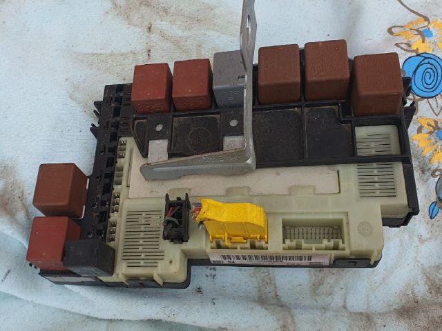 bontott RENAULT CLIO II Biztosítéktábla Utastér