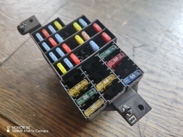 bontott RENAULT CLIO II Biztosítéktábla Utastér