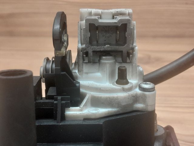 bontott RENAULT CLIO II Csomagtér Nyitó Kar / Gomb