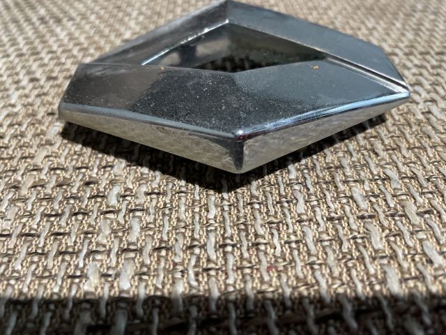 bontott RENAULT CLIO II Első Embléma