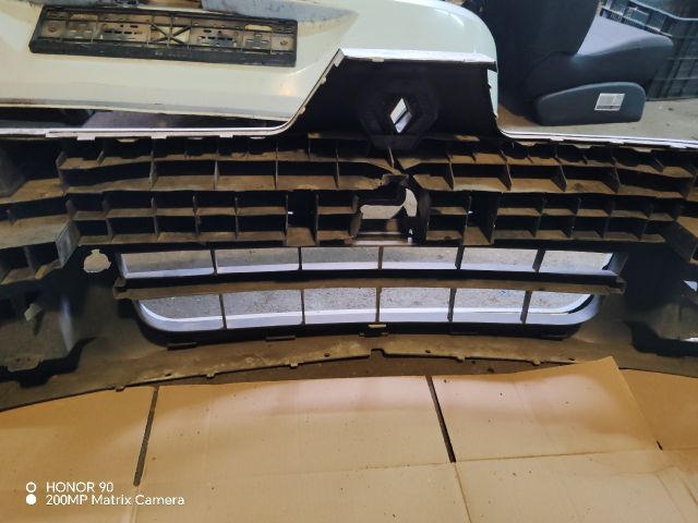 bontott RENAULT CLIO II Első Lökhárító (Részeivel)