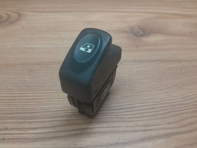 bontott RENAULT CLIO II Jobb első Ablakemelő Kapcsoló