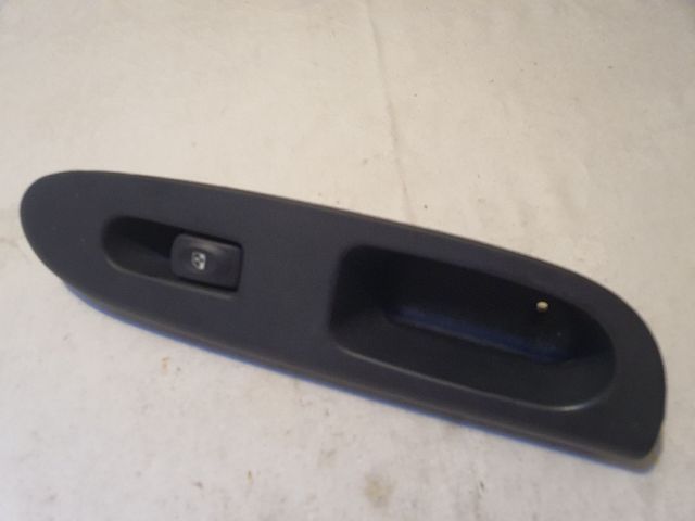 bontott RENAULT CLIO II Jobb első Ablakemelő Kapcsoló