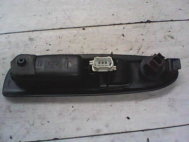 bontott RENAULT CLIO II Jobb első Ablakemelő Kapcsoló