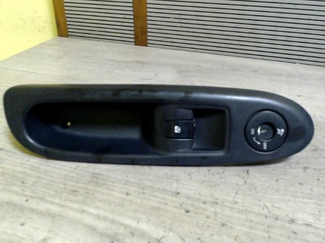 bontott RENAULT CLIO II Jobb első Ablakemelő Kapcsoló