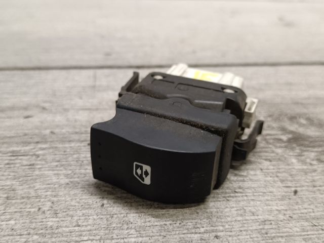 bontott RENAULT CLIO II Jobb első Ablakemelő Kapcsoló