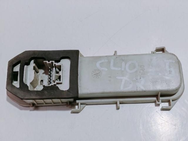 bontott RENAULT CLIO II Jobb Hátsó Lámpa Foglalat