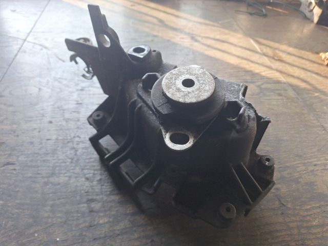 bontott RENAULT CLIO II Tartó Bak