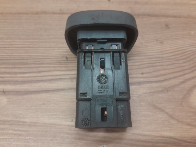 bontott RENAULT CLIO II Vészvillogó Kapcsoló