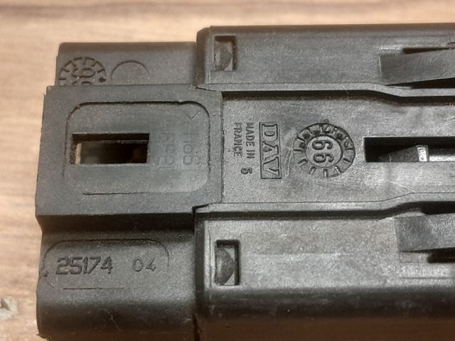 bontott RENAULT CLIO II Vészvillogó Kapcsoló