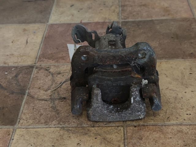 bontott RENAULT CLIO III Bal hátsó Féknyereg Munkahengerrel