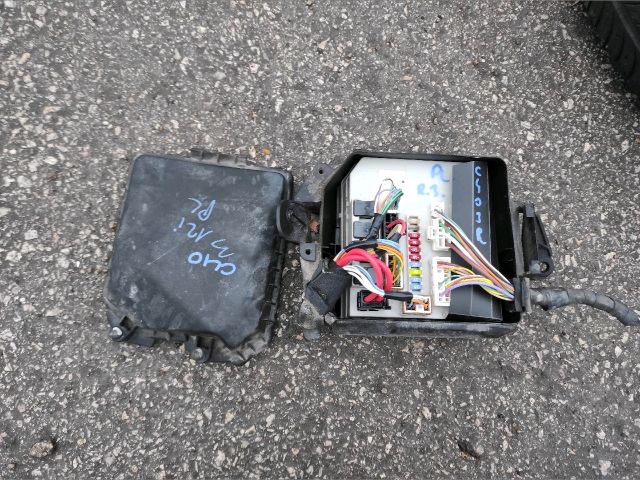 bontott RENAULT CLIO III Biztosítéktábla Motortér