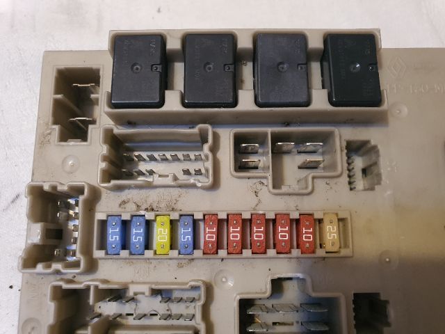 bontott RENAULT CLIO III Biztosítéktábla Motortér