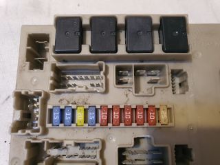 bontott RENAULT CLIO III Biztosítéktábla Motortér