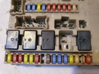 bontott RENAULT CLIO III Biztosítéktábla Motortér