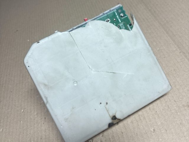 bontott RENAULT CLIO III Biztosítéktábla Motortér