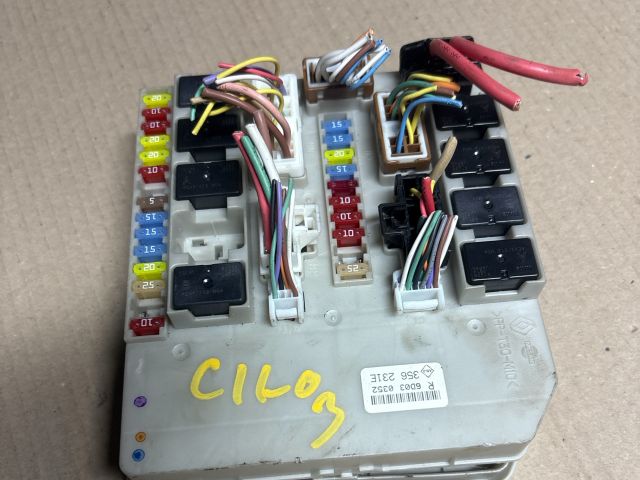 bontott RENAULT CLIO III Biztosítéktábla Motortér