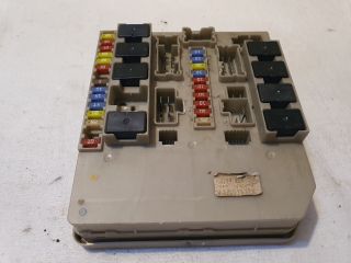 bontott RENAULT CLIO III Biztosítéktábla Motortér