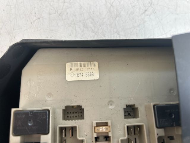 bontott RENAULT CLIO III Biztosítéktábla Motortér