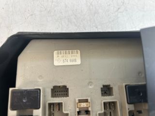 bontott RENAULT CLIO III Biztosítéktábla Motortér