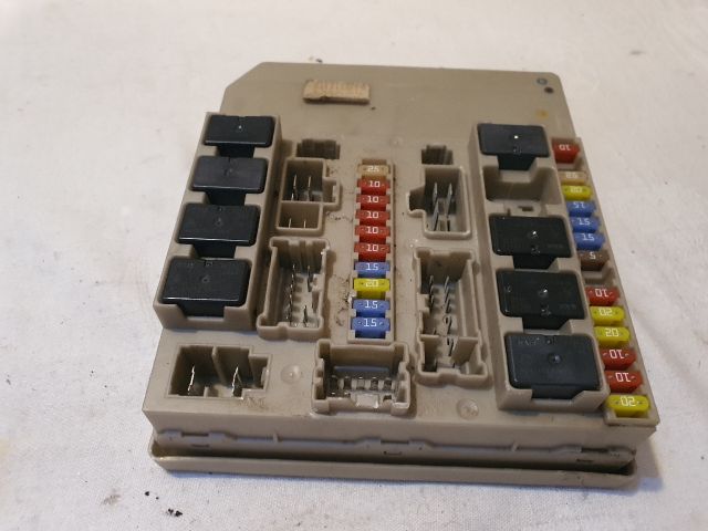 bontott RENAULT CLIO III Biztosítéktábla Motortér