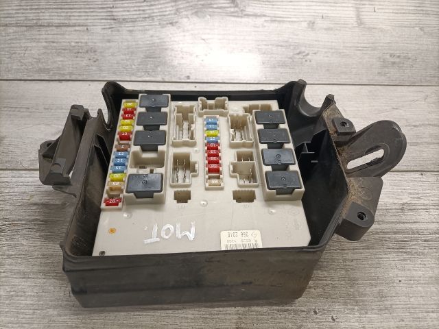 bontott RENAULT CLIO III Biztosítéktábla Motortér