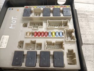 bontott RENAULT CLIO III Biztosítéktábla Motortér