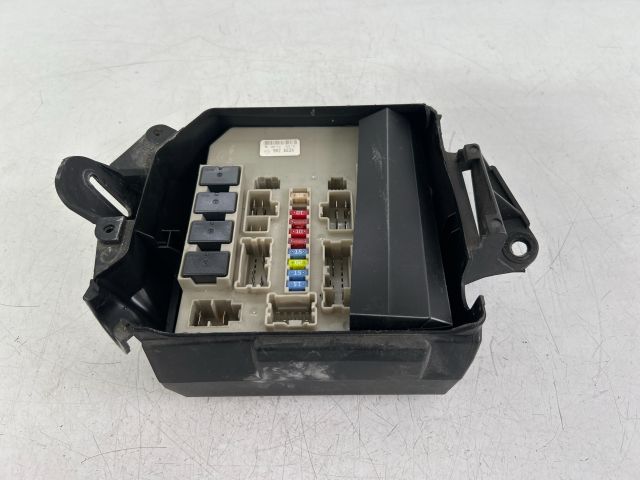 bontott RENAULT CLIO III Biztosítéktábla Motortér