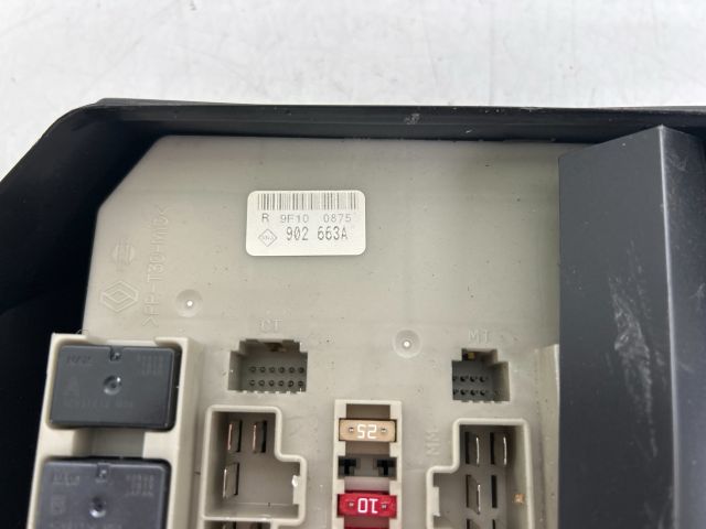 bontott RENAULT CLIO III Biztosítéktábla Motortér