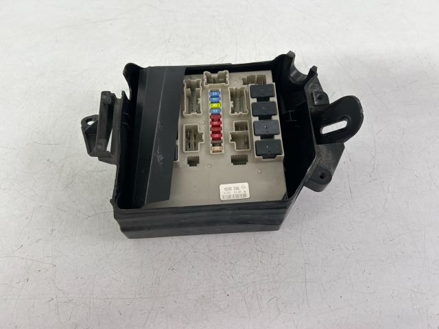 bontott RENAULT CLIO III Biztosítéktábla Motortér