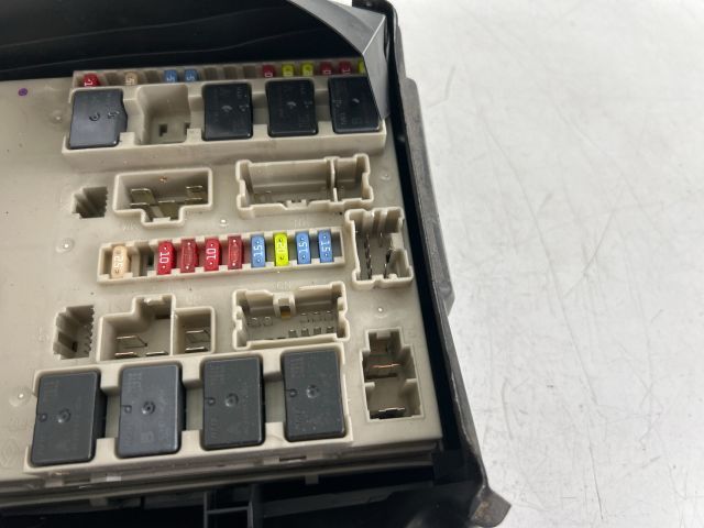 bontott RENAULT CLIO III Biztosítéktábla Motortér