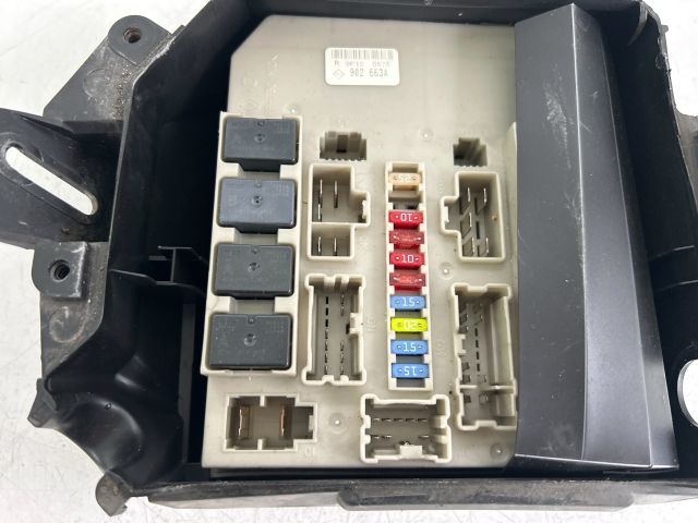 bontott RENAULT CLIO III Biztosítéktábla Motortér