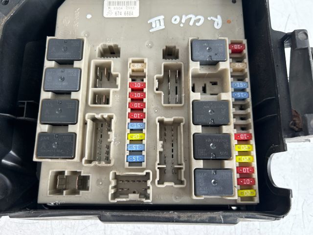 bontott RENAULT CLIO III Biztosítéktábla Motortér