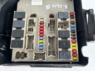 bontott RENAULT CLIO III Biztosítéktábla Motortér