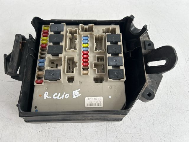 bontott RENAULT CLIO III Biztosítéktábla Motortér